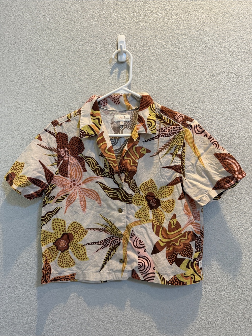 Roark Women’s Cream Floral Crop Button-Up Top Tropical Floral Print